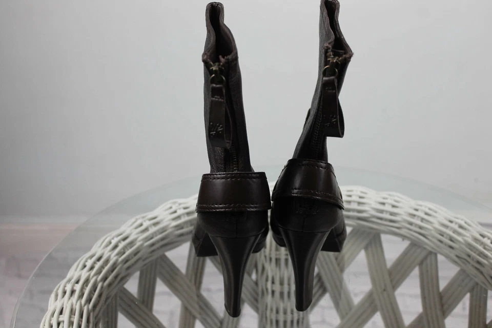 Botas para mujer Simply Vera Wang Sombra de noche de cuero marrón oscuro talla 7M Foto 3 de 4