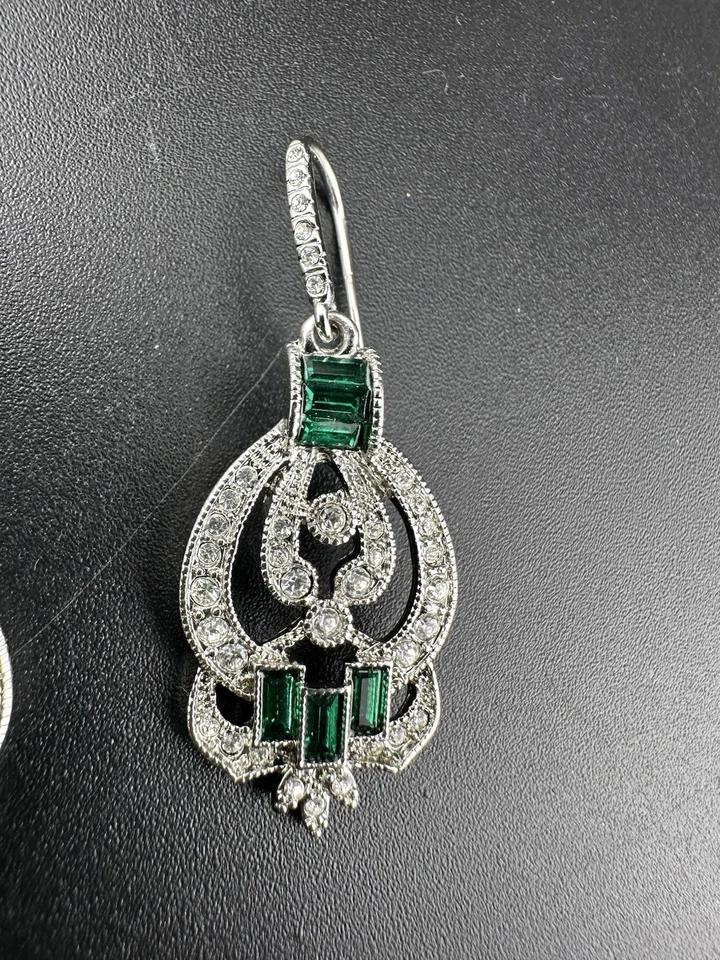 Pendientes Carolee Tono Plata Distintivos Verde Estrás Araña Colgante Gancho Foto 3 de 4