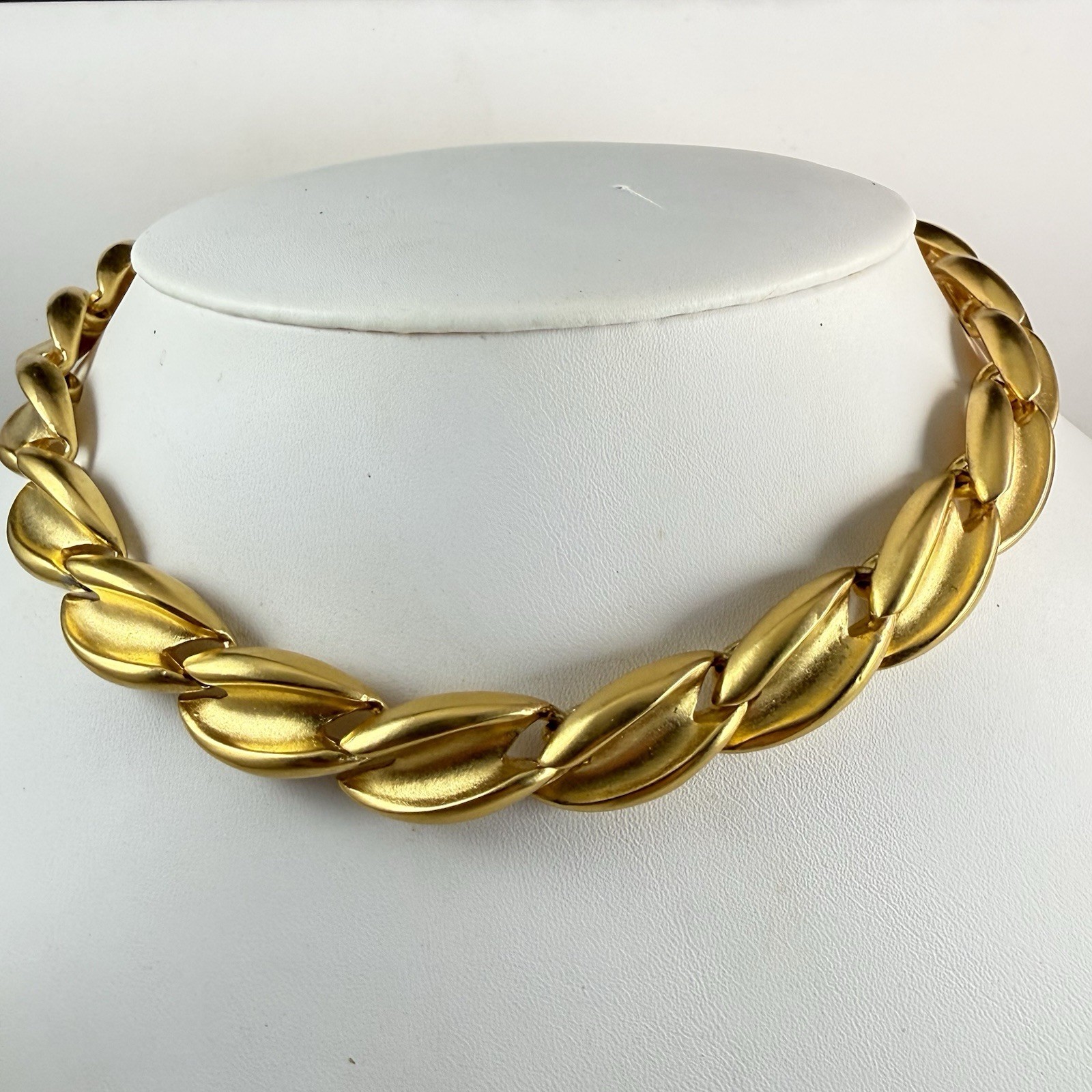 Gorgeous Vintage Matte Gold Tone Link Collar Necklace 16