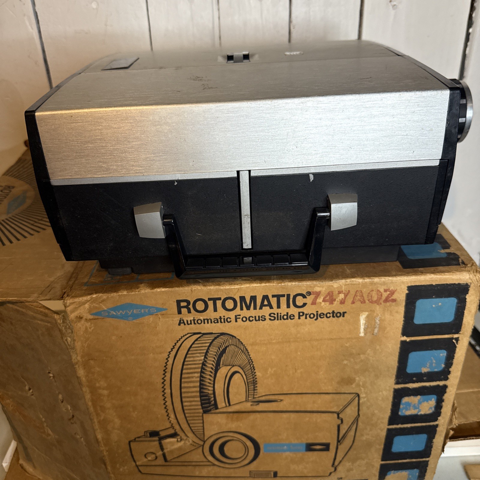Sawyer’s Rotomatic 747AQZ Slide Projector w/ Full Tray of Vintage Slides – Works