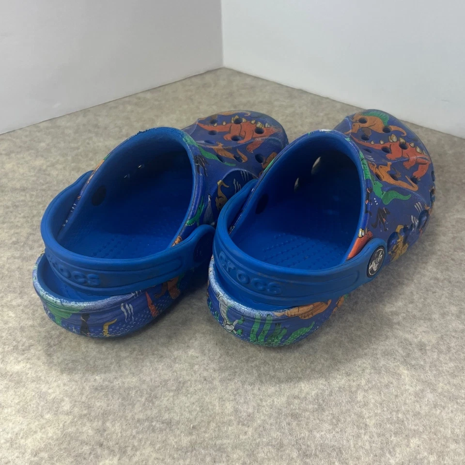 Sandalias zueco Crocs para niños talla 9 zapatos sin cordones con estampado de dinosaurios azules Foto 3 de 4