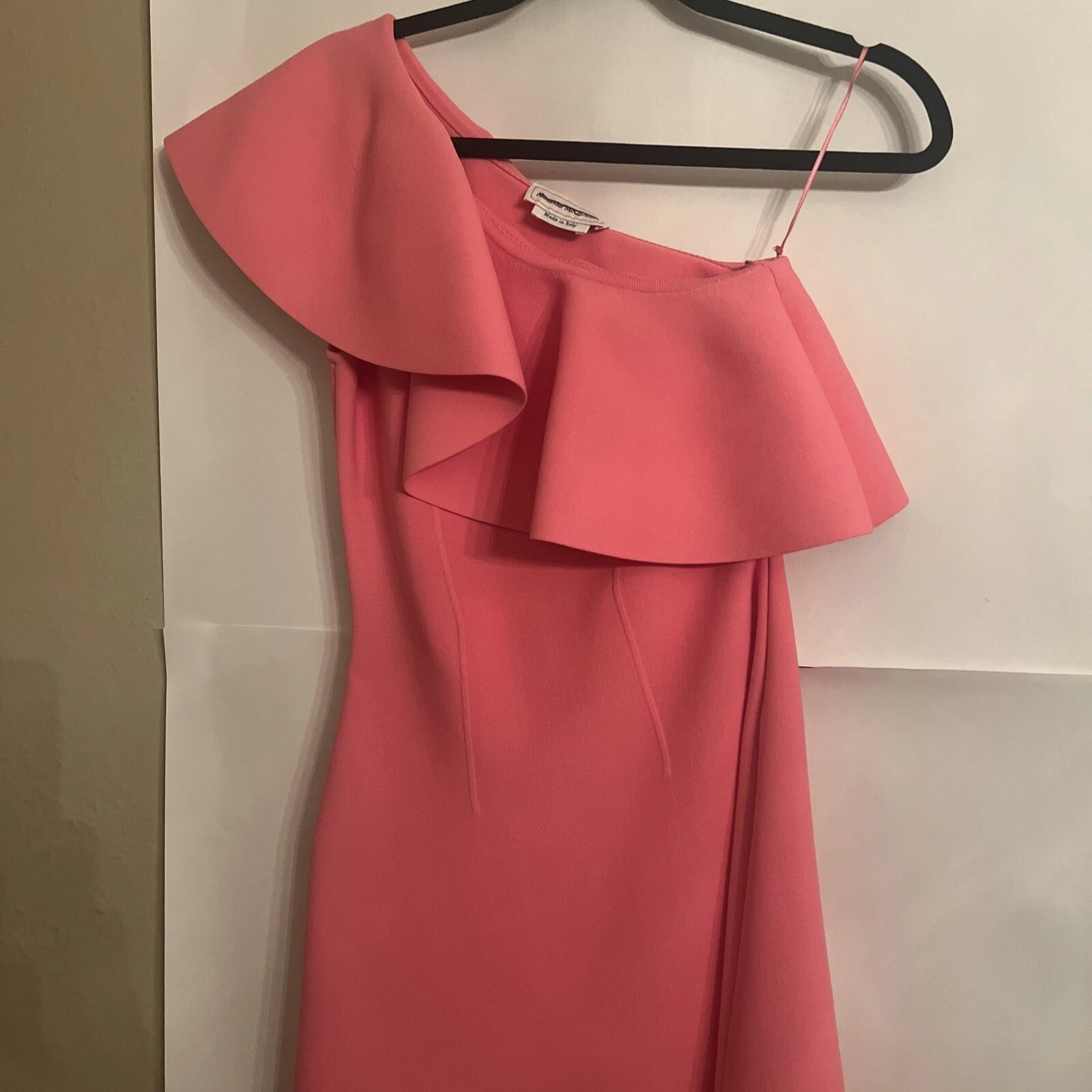 Abito midi Alexander McQueen rosa con volant monospalla piccolo nuovo senza etichette