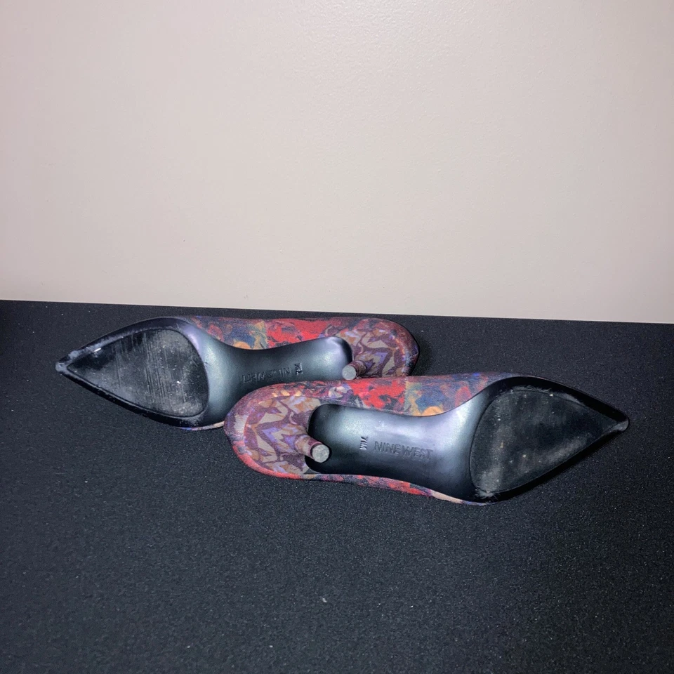 Tacones Nine West 7,5 M estampado floral y dorado Foto 4 de 4