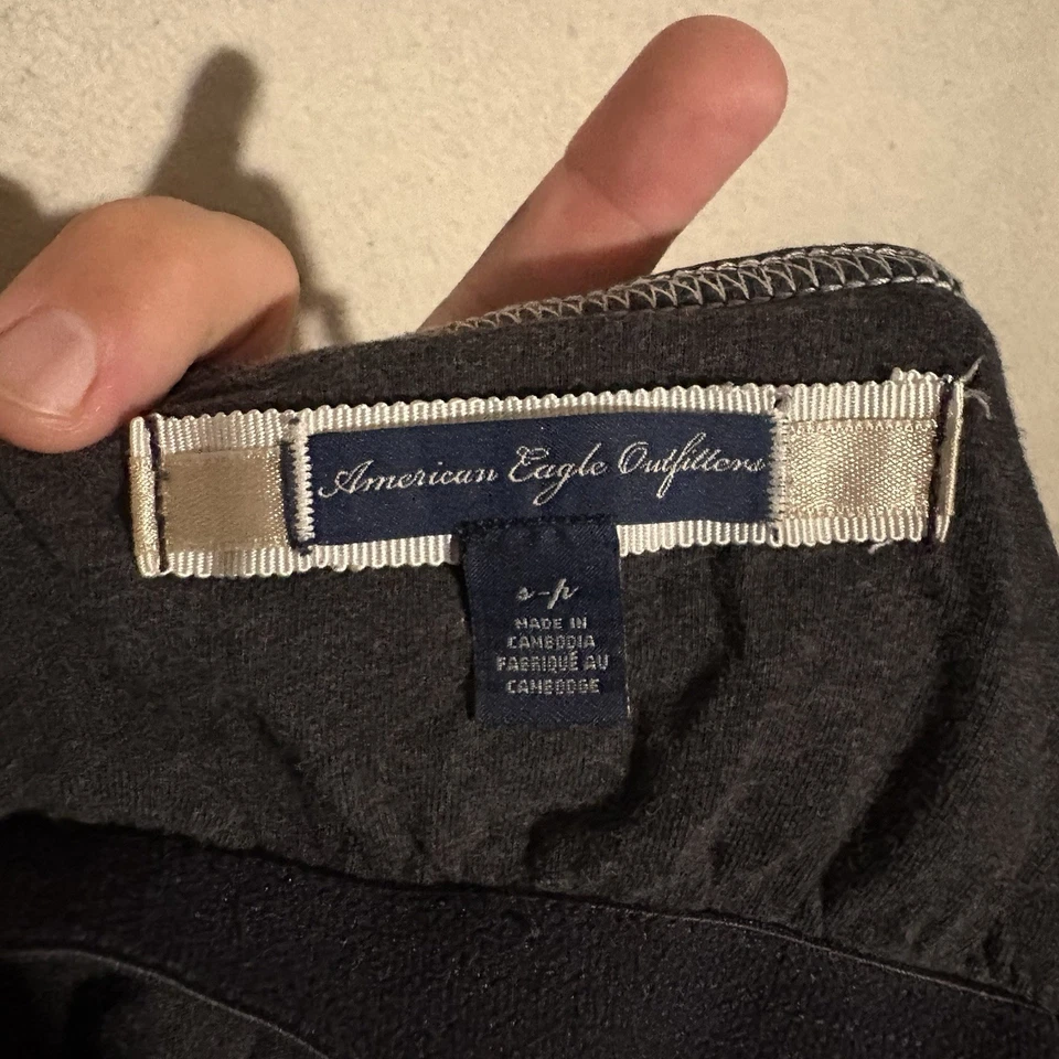 Acabamento de renda Black American Eagle Outfitter com alças ajustáveis e decote em V - Imagem 3 de 4