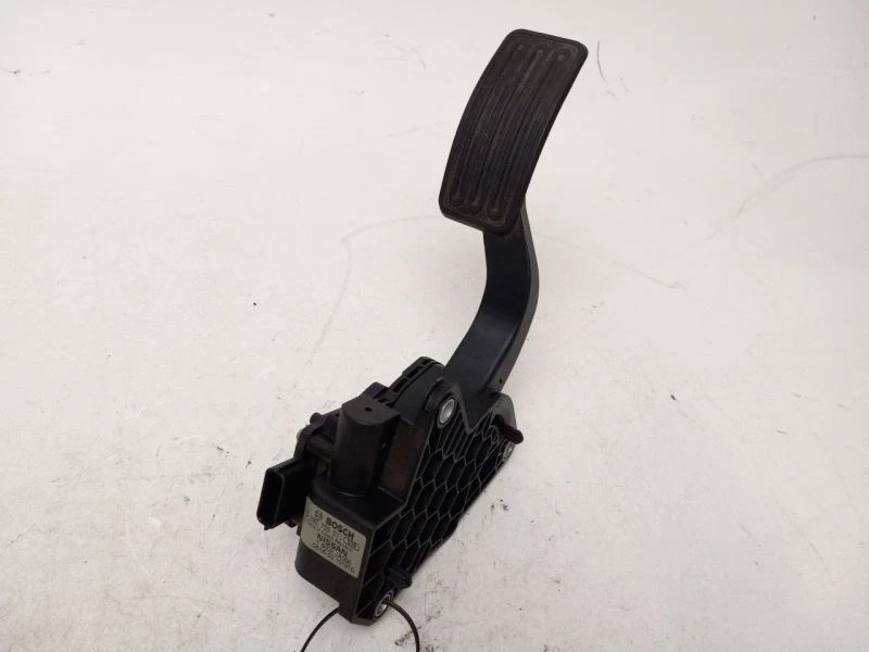 Nissan Altima 2009 pedal de gasolina Foto 3 de 4