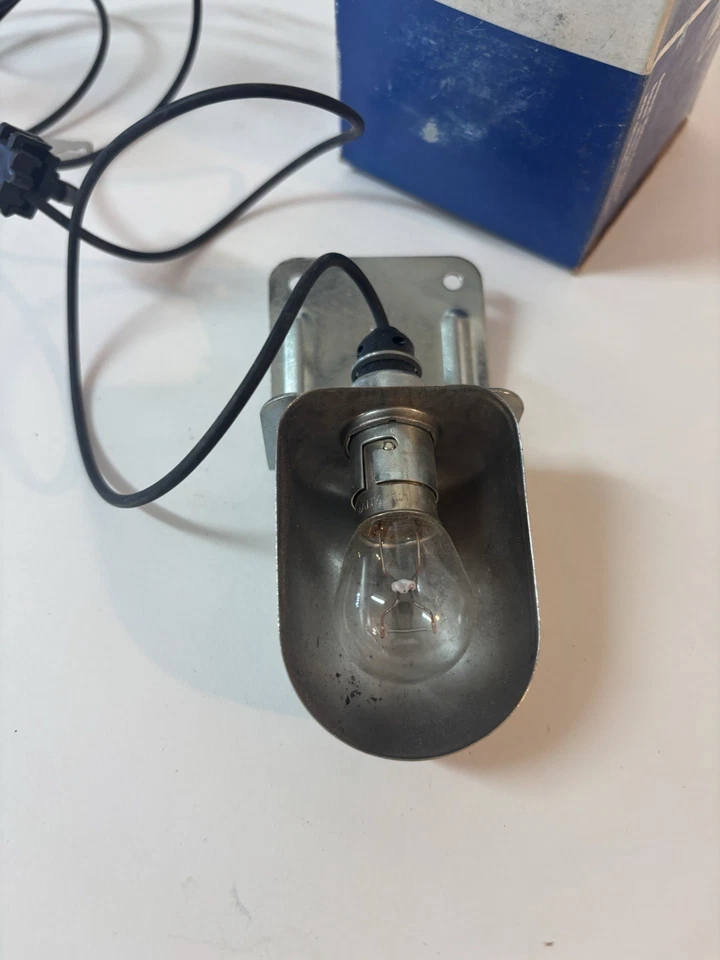 Camión GM Oldsmobile Buick Chevy G 1981-88 carrocería debajo del capó lámpara luz de acceso Foto 2 de 4