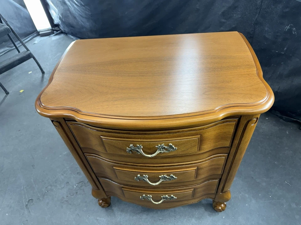 Французская провинциальная тумбочка от Kent Coffey - Изображение 3 из 4