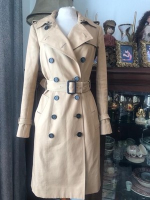 beiger Burberry-Regenmantel