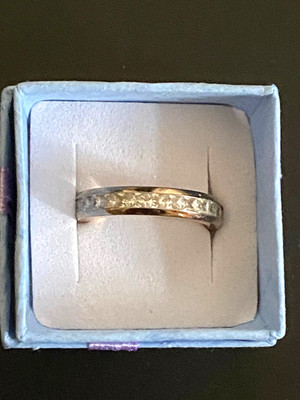 Goldfarbener Ring weiß schönes Design Zirkone Akzente zierlich in Box Größe 8