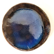 Assiette glaçure bleue bordure brune en grés roux - 2 Tampons à identifier