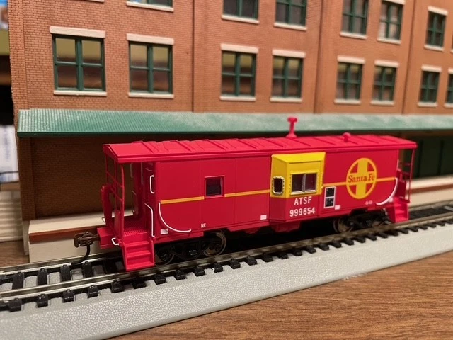 Walthers HO 932-7626 Santa Fe International Car Co. Bay Window Caboose #999654 - Image 4 of 4