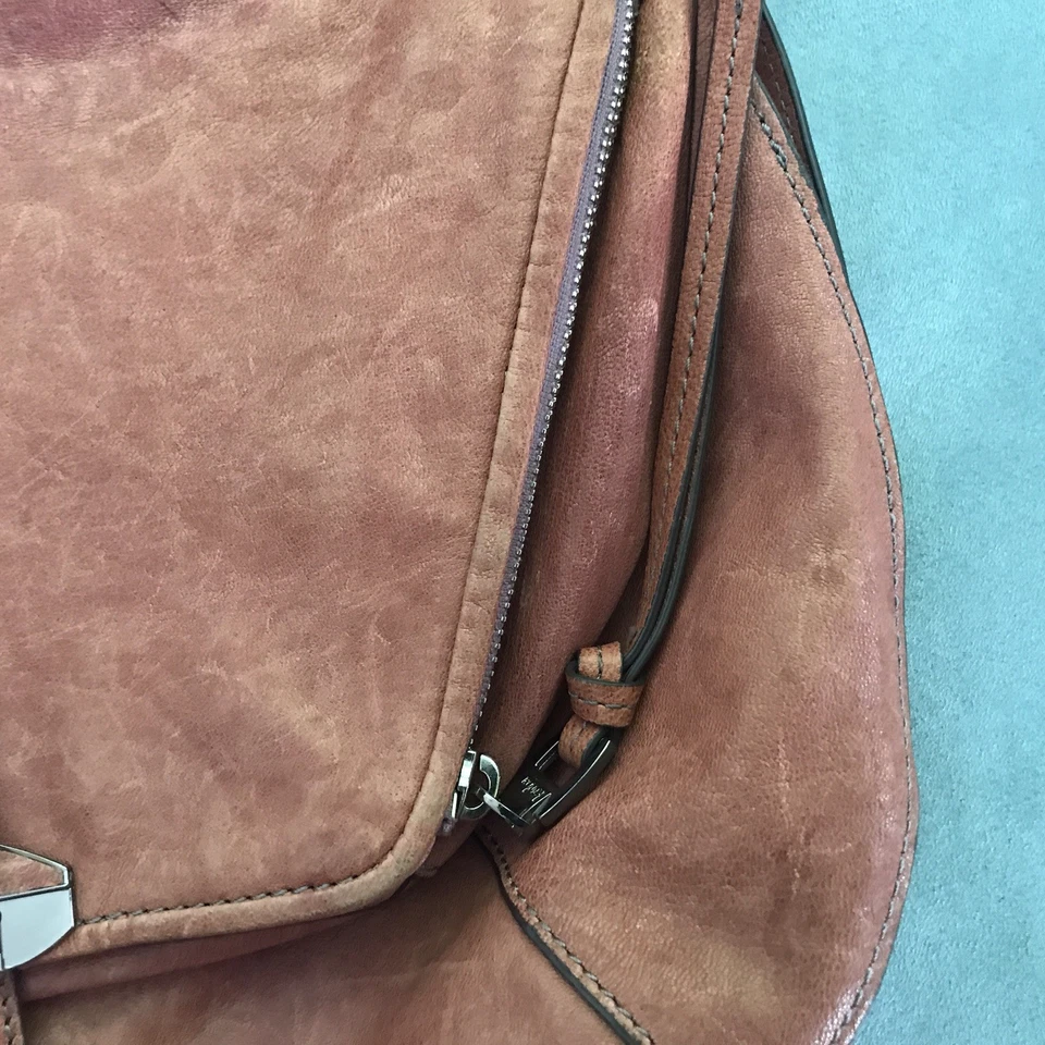 Bandolera de cuero rosa Kooba, ¡usada en excelente estado! Foto 2 de 4