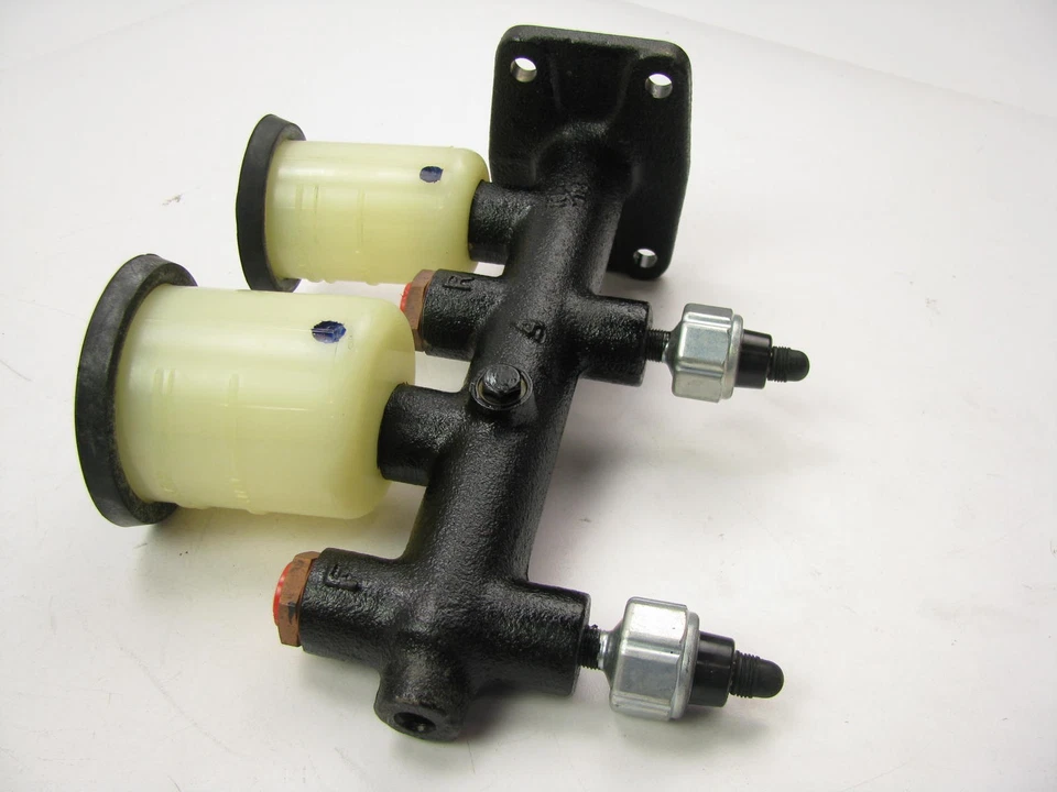 Cilindro maestro de freno Raybestos MC36476 para Toyota Corolla 1975-1976 Foto 2 de 4