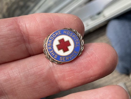 Vintage Sherbrooke Hospital Service Enamel Pin Badge Red Cross Canada Nursing - Foto 4 di 9