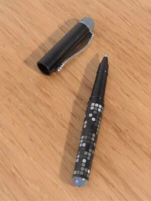 🌼 Stylo Bille avec Cartouche Stylo Plume en Plastique Noir à Carrés Gris-Neuf - Photo 1/4