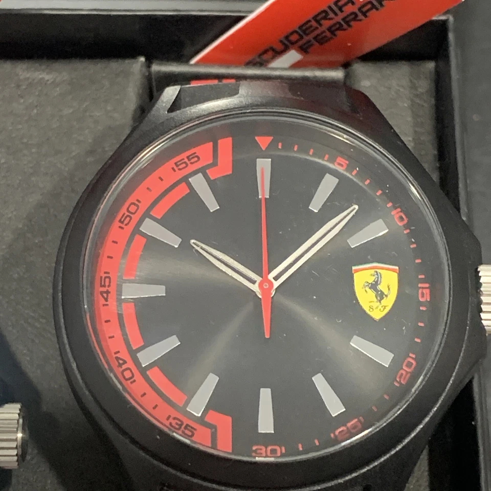 NUEVO JUEGO DE RELOJES SCUDERIA Ferrari para hombre y mujer correa de goma negra Foto 4 de 4