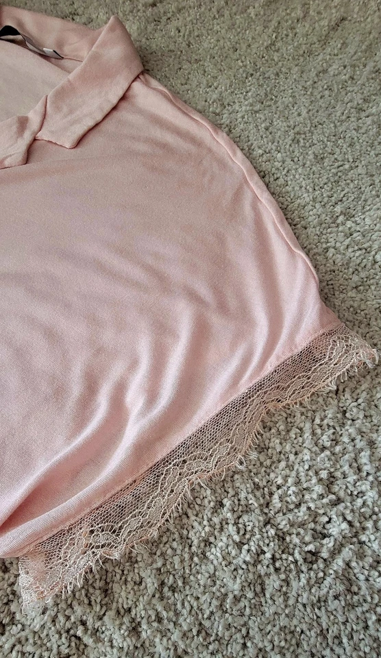 Set pigiama donna Frette Luxury orlo pizzo camicia e pantaloni bottoni medi rosa pallido - Immagine 4 di 4