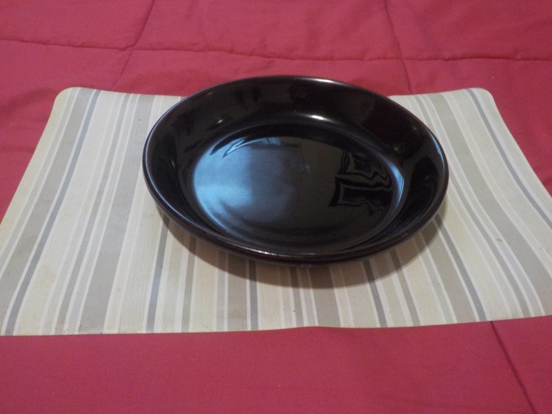 ANTIQUE/VINTAGE 9.5" STONEWARE PIE PLATE|