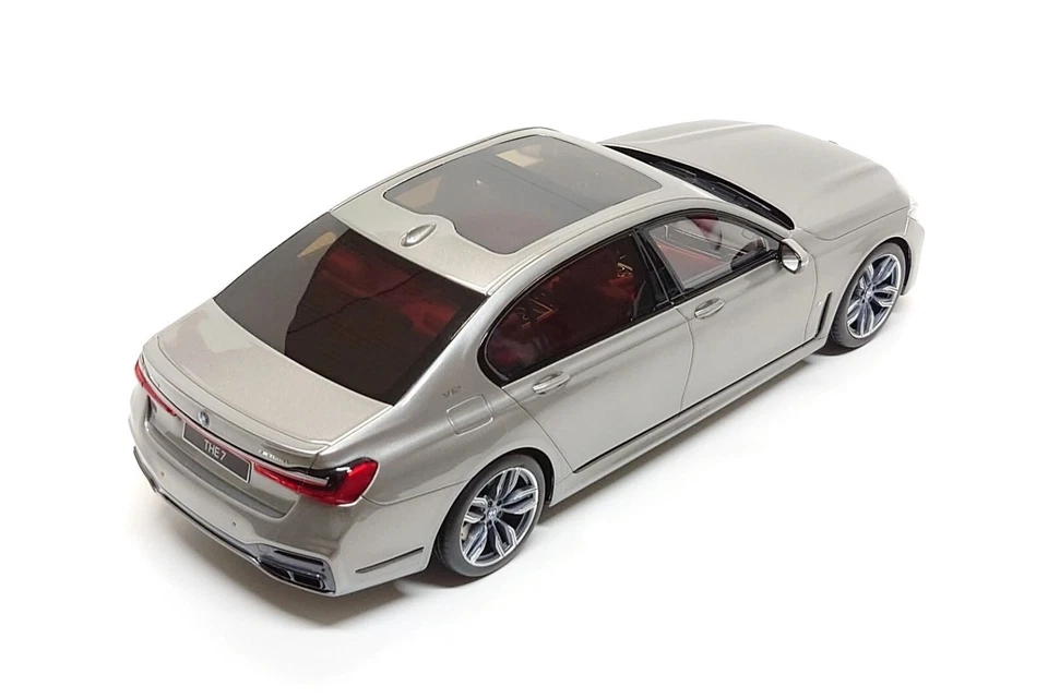 BMW M760Li (G12) GT Spirit 1:18 Edición Final en Donington Gris Metálico (GT478) Foto 4 de 4