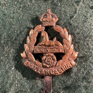 WW1 all Brass Economy East Lancashire Cap Badge  PATINA.  cf29