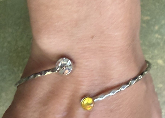 Vintage thin band cuff bracelet in silver tone /w 2 rhinestones: yellow & clear.