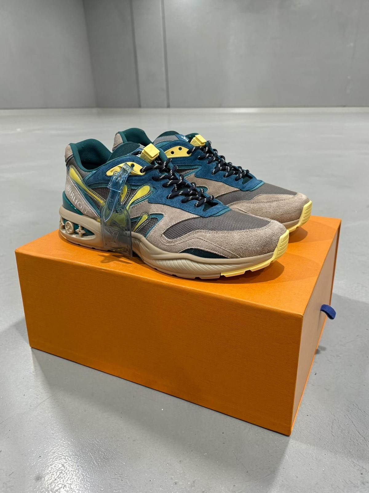 LV Louis Vuitton Trail Sneaker blue beige yellow size 9 pre-owned