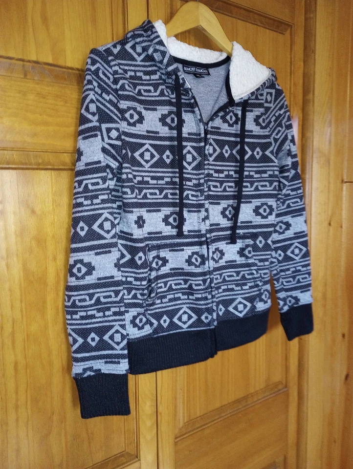 Sudadera con Capucha Estampado Azteca Negro Gris Cremallera Completa Mujer Med. capucha forrada sherpa medida IRL Foto 3 de 4