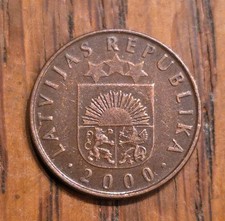 2000 Latvia 2 Santimi Coat Of Arms, Arcs, Diamond Shaped Suns, 17mm Coin