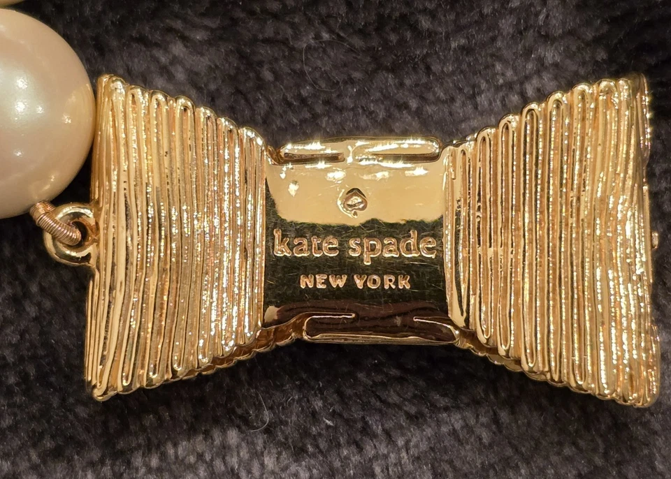 Collar Kate Spade todo envuelto en perlas corto (18") con cierre de lazo tono dorado Foto 4 de 4
