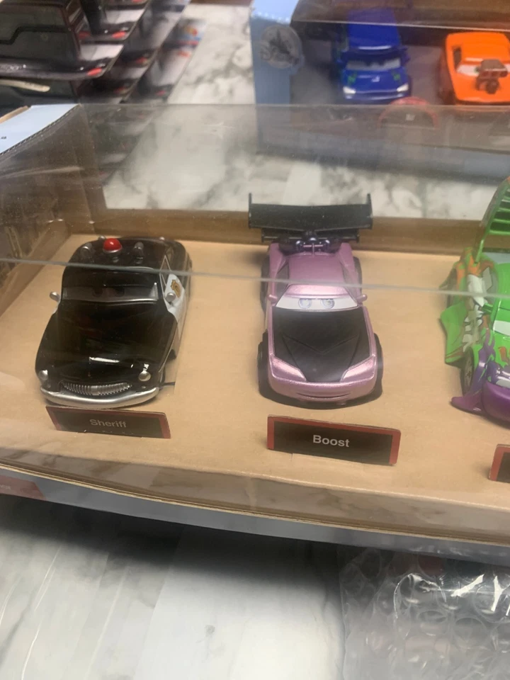 ¡Juego de afinadores y sheriff de Disney Store! Escala 1:48, vitrina! Excelente estado Foto 3 de 4