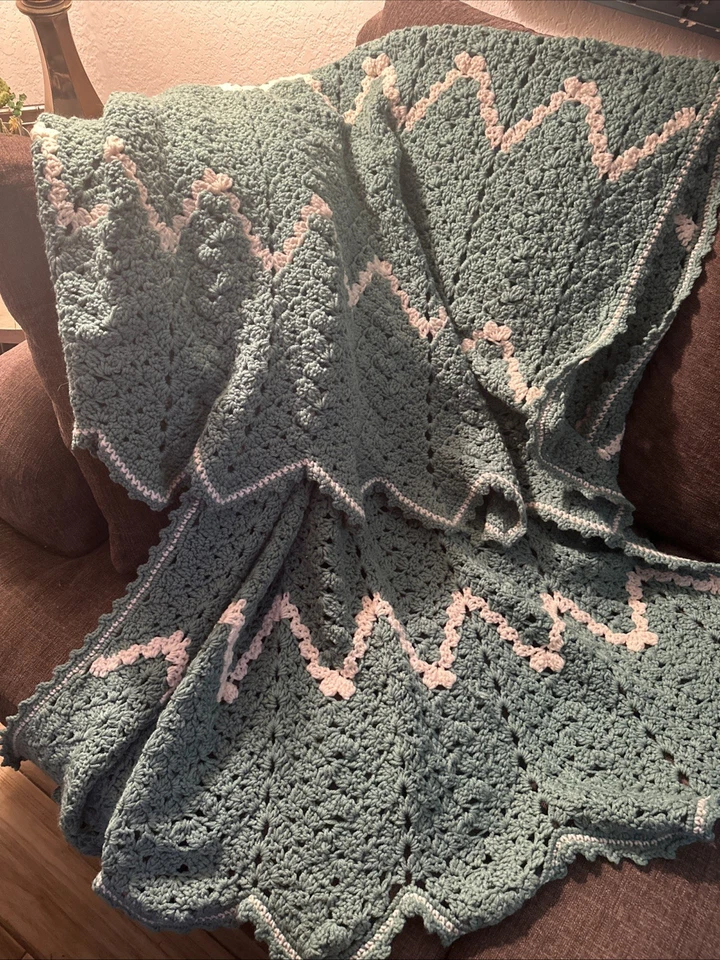 Manta tejida a mano espuma de mar verde volante afgano 50" x 72" Foto 2 de 4