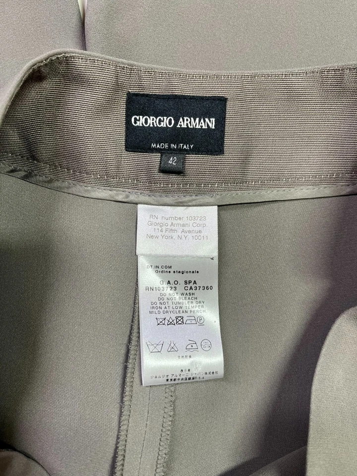 Calça de seda feminina Giorgio Armani tamanho 42 cinza zíper lateral 31" cintura - Imagem 4 de 4