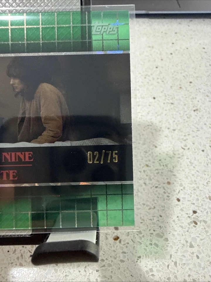 2025 Topps Stranger Things Capítulo Nueve La Puerta #02 ¡De 75!! Foto 2 de 4