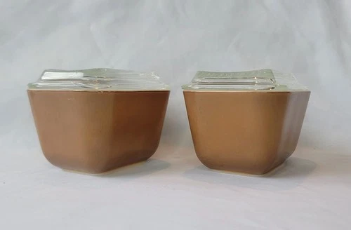Set Of 2 Vtg PYREX Refrigerator Dishes w/Lid Beige/ Tan 501 B 1 1/2