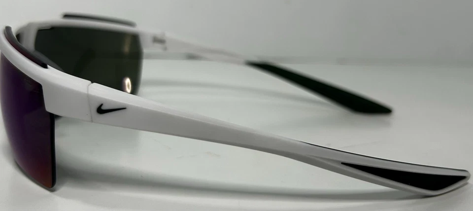 Gafas de sol Nike Performance. Unisex. Marcos blancos. Estilo desconocido. Foto 4 de 4