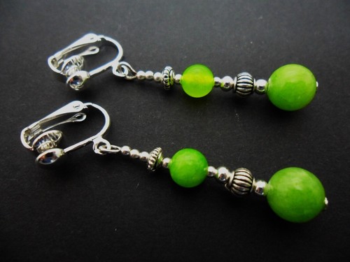 A PAIR OF PRETTY JADE BEAD DANGLY CLIP ON EARRINGS. CHOICE OF COLOURS. - Picture 5 of 22