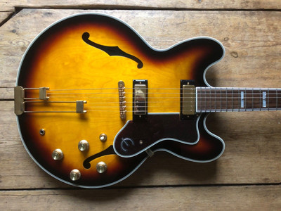 Epiphone Sheraton Vintage Sunburst mit Gibson Saiten WIE NEU