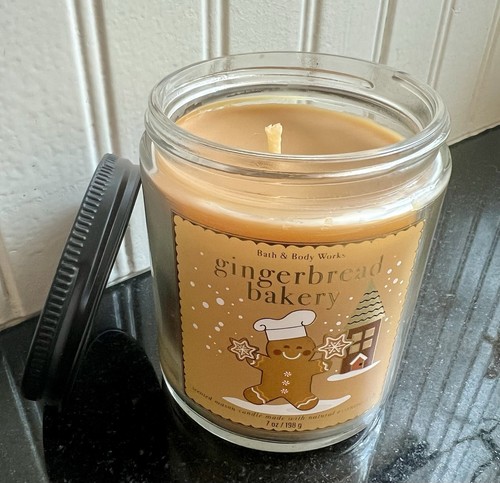 Bath & Body Works Gingerbread Bakery 7oz Single Wick Candle, New - Picture 2 of 3