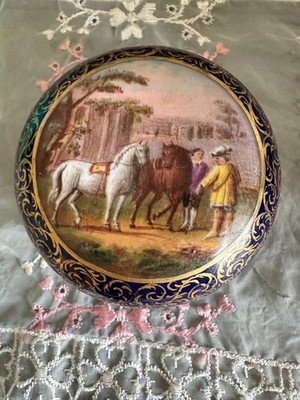 19TH CENTURY HAND PAINTED ROYAL VIENNA PORCELAIN POWDER BOX BLUE BEEHIVE  MARK.