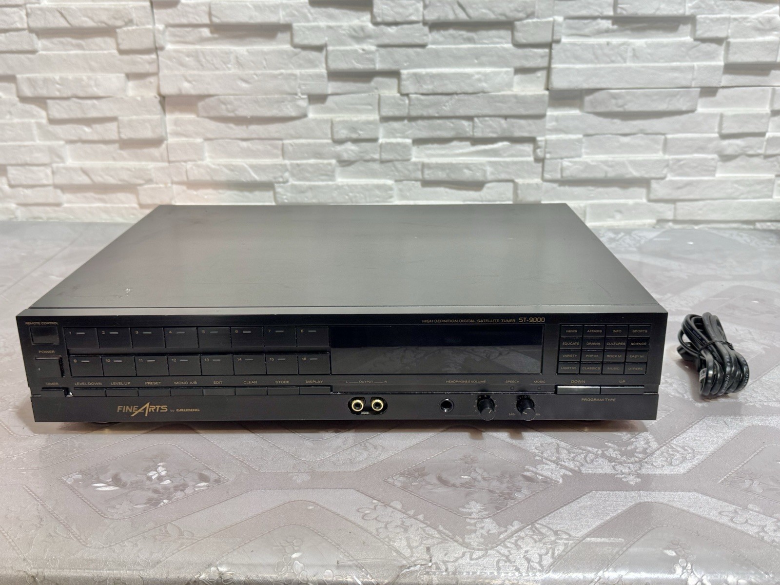 GRUNDIG FINE ARTS ST-9000 SATELLITENRADIO TUNER MIT DIGITAL/ANALOG OUT