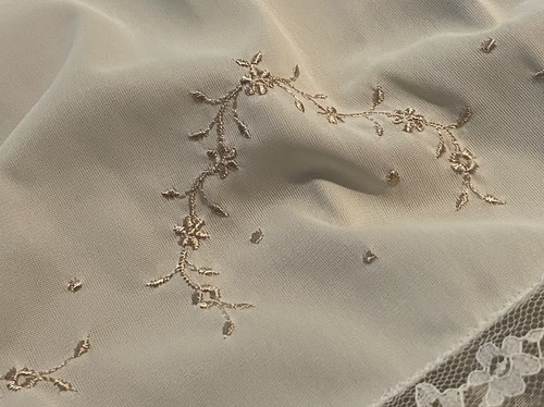 VINTAGE VAL MODE EMBROIDERED HALF SLIP! SIZE MEDIUM - Picture 4 of 7