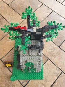 LEGO Castle Camouflaged Outpost 6066 Vintage Forestmen, with manual and minis