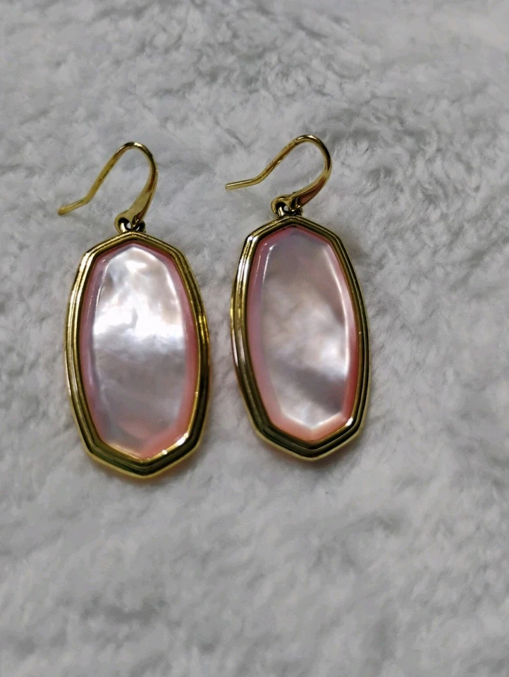 Pendiente Kendra Scott Enmarcado Dani Chapado en Oro 14k Peonía Madreperla  Foto 2 de 4