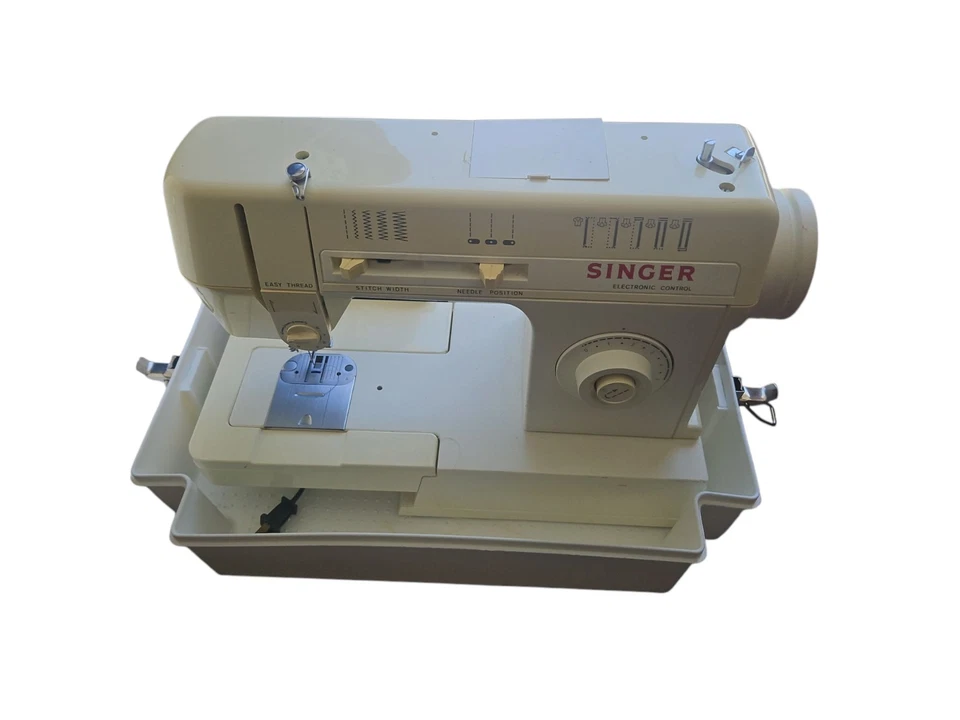 SINGER SEWING MACHINE With PEDAL, PLUG AND CASING - Image 4 of 4