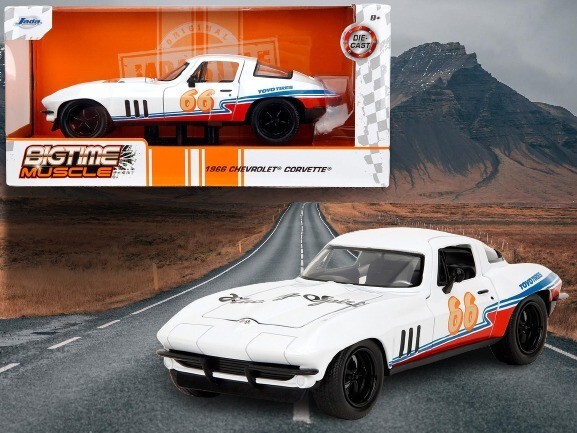 CHEVROLET CORVETTE #66 1966  WHITE 1/24 DIECAST MODEL CAR BY JADA 35205