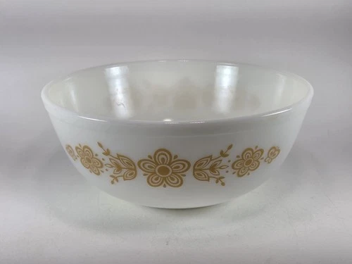 Vintage PYREX BUTTERFLY GOLD Mixing Bowl #404 Yellow Floral Daisy 4 Quart 1970's