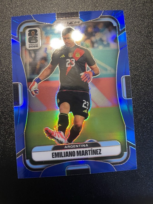 EMILIANO MARTINEZ 2026 Panini Prizm FIFA World Cup Blue /40 Refractor Argentina