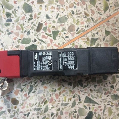 D4SL-N2NFA-D4 Solenoid Lock Safety Door Switch For   *uq