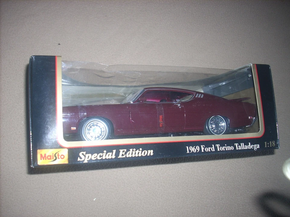 MAISTO '69 FORD TORINO TALLADEGA, FUNDIDO EM ESCALA 1/18, NUNCA JOGADO, RARO!! - Imagem 2 de 2