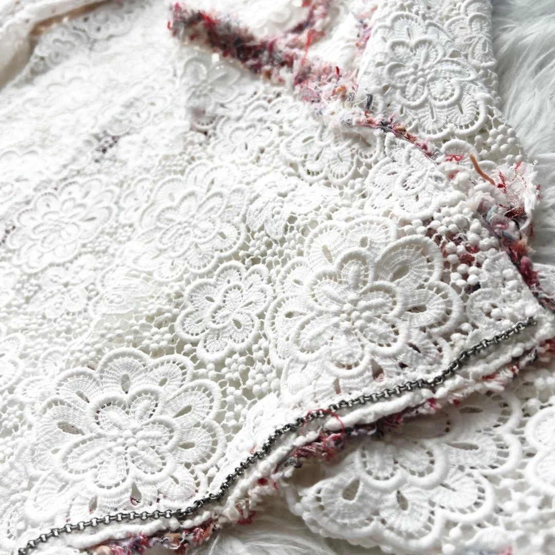 Giacca tweed Chanel con polsini ricamati in pizzo e perle